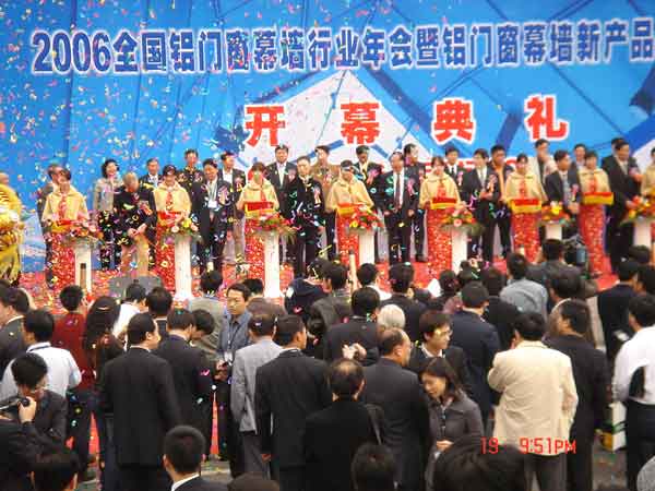 �ҳ����롰��OO���������Ŵ�Ļǽ��ҵ��������Ŵ�Ļǽ�²�Ʒչ���ᡱ