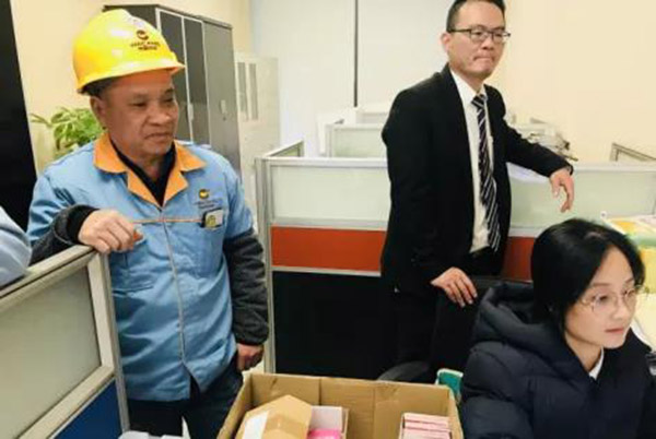 �յ������ǡ����￨���´���������������������Ա����չ�ֳ�ϲ�õ�Ц��