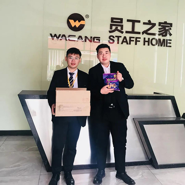 �յ������ǡ����￨���´���������������������Ա����չ�ֳ�ϲ�õ�Ц��