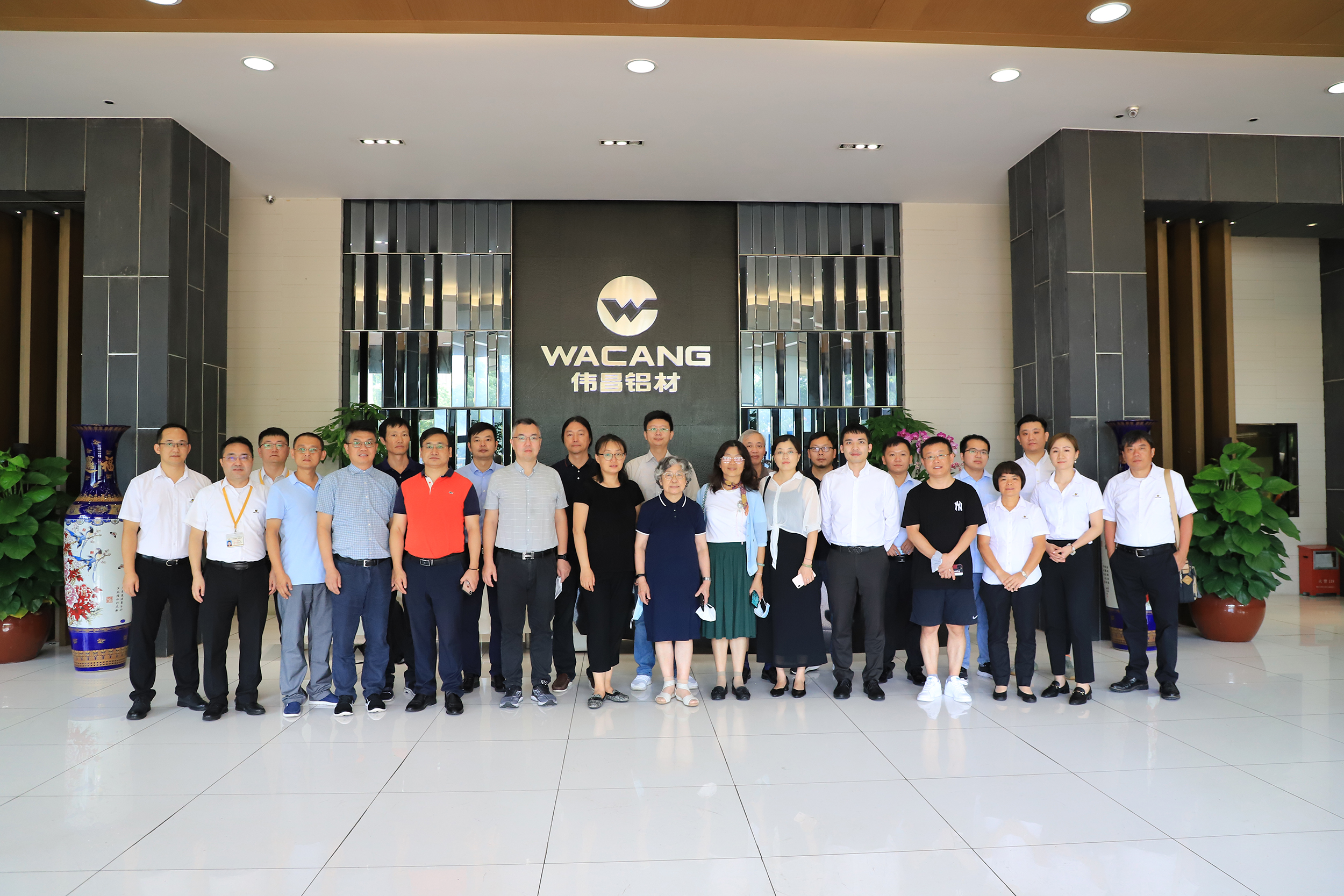 ΰ������Я���Ϻ����޽�ѧ�ᣬ����������̽��������ƽӹ�֮�����������������������±��